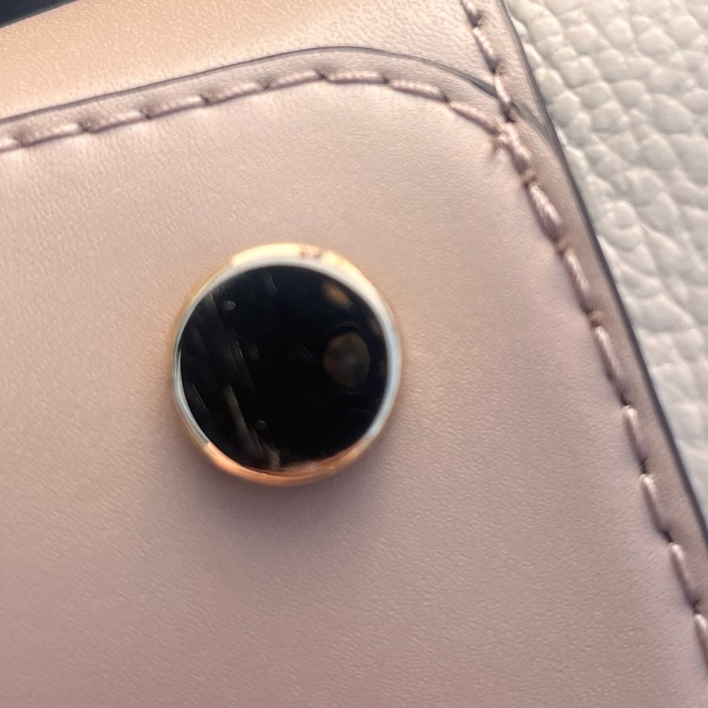 Michael Kors Mercer Gallery medium two-tone pebbled leather bucket bag - Picture 13 of 14